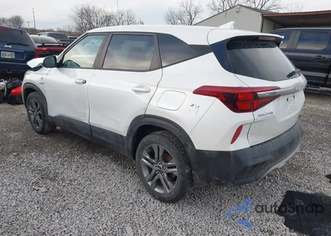 2022 Kia Seltos Lx z USA, uszkodzony, nr VIN KNDEPCAA8N7237327